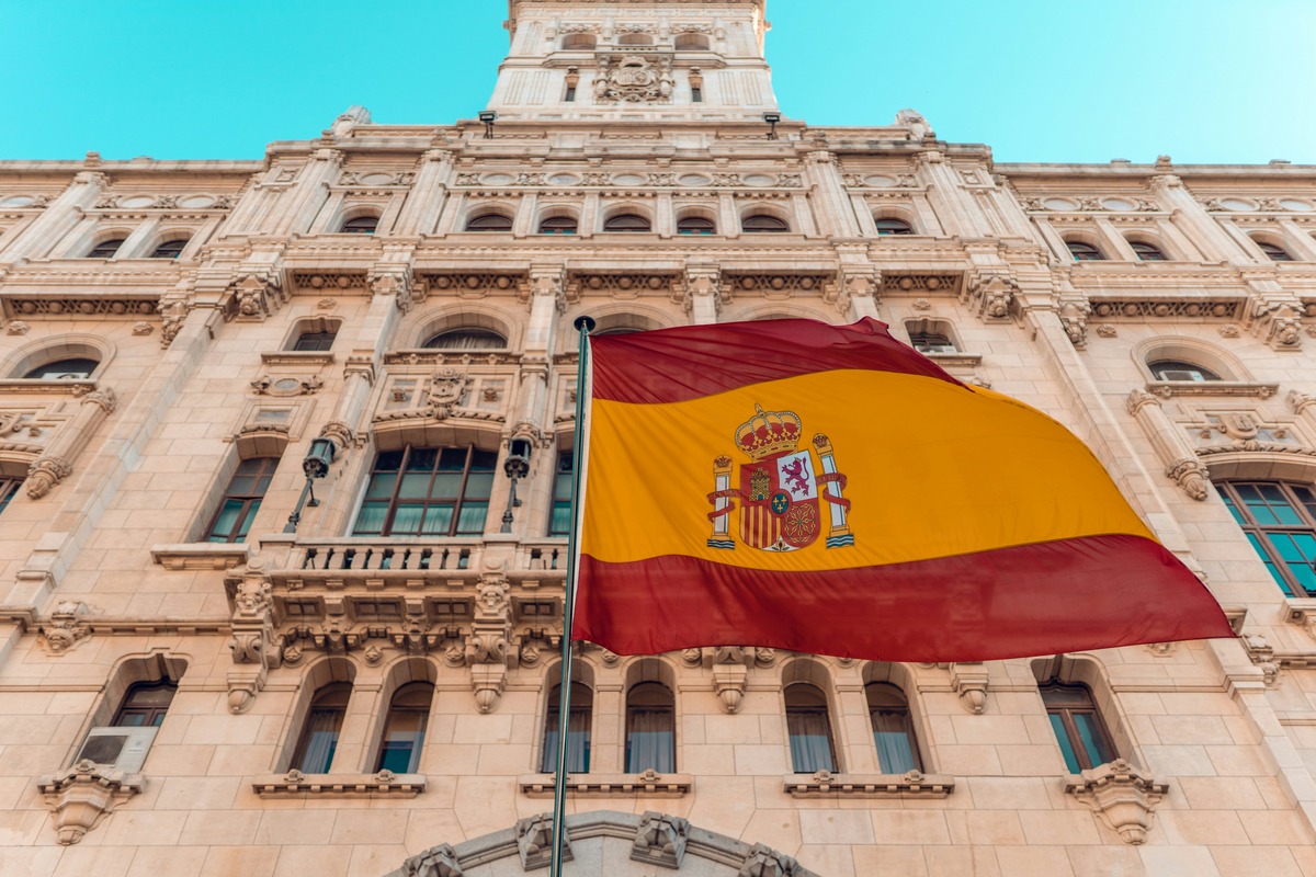 Det spanske flag i Spanien, valg i Spanien. Boligkrise, migration og Vox
